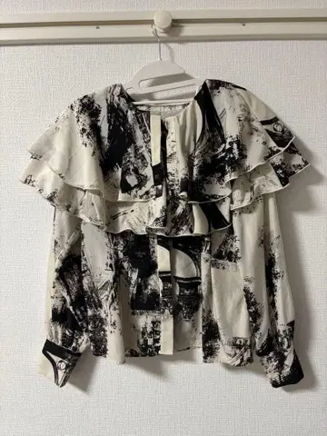 SNIDEL 더블 프릴 케이프 블라우스