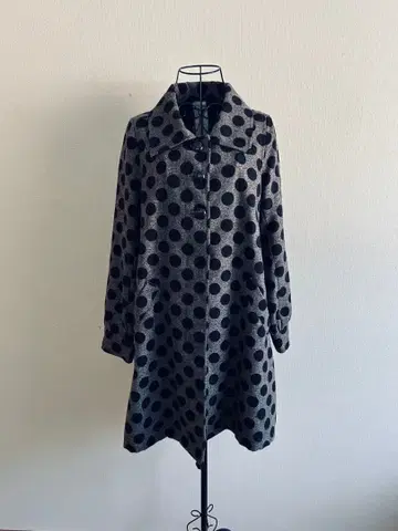 도트 무늬 코트 그레이와 블랙