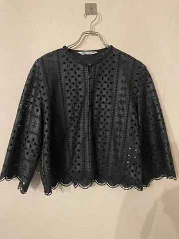 ZARA 인조 가죽 스캘럽 블랙 블라우스