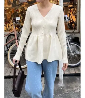 미사용 새상품 titivate 전후 2way 페플럼 니트탑 아이보리