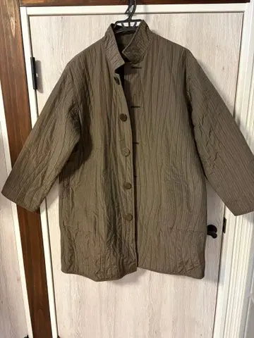 요건 레일의 브라운 계열 퀼트 코트