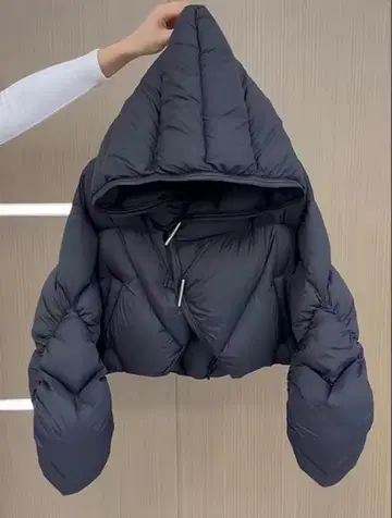 후드 부착 블랙 다운 자켓 화이트 구스