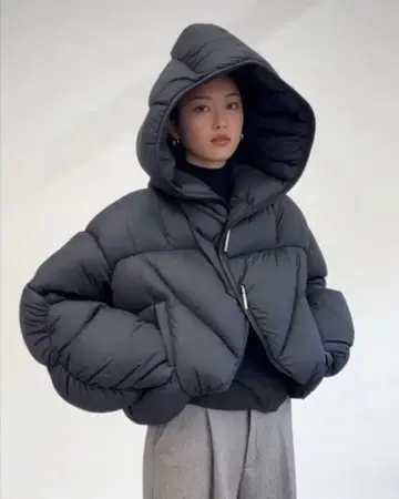 후드 부착 블랙 다운 자켓 화이트 구스