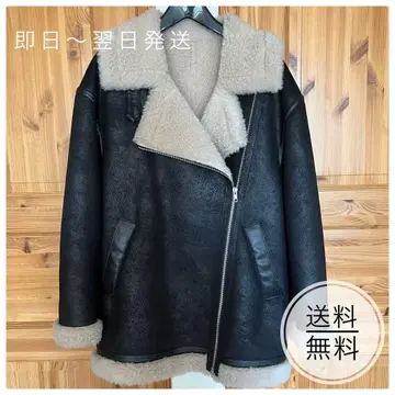 퍼가 달린 블랙 가죽 자켓