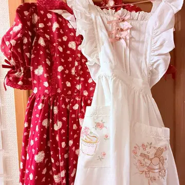 axes femme 산리오 마론 크림 에이프런 원피스