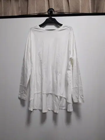 Beardsley 화이트 긴팔 T셔츠 밑단 라운드 컷