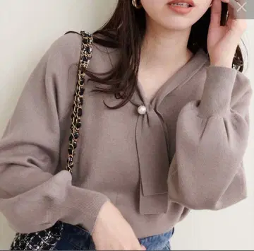 새상품급* 배색 펄 장식 보타이 니트 모카 내추럴 꾸뛰르