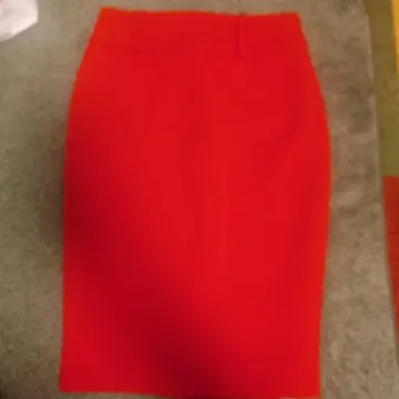 돌체앤가바나 빨간색 무릎 기장 타이트 스커트