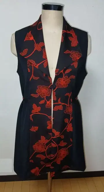 겉옷을 활용한 블랙 레드 꽃무늬 베스트(지레)