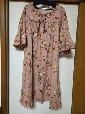 핑크하우스 한 번 착용만 한 새상품급으로 정말 멋진 쿠키&꽃다발 원피스