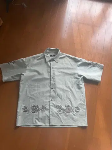 라이트 그레이 꽃무늬 자수 반팔 셔츠