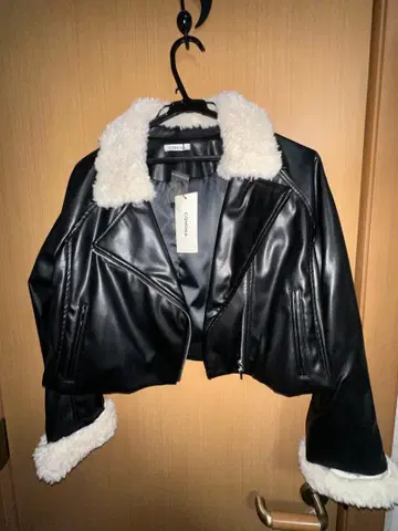 보아 옷깃 레더라이크 자켓