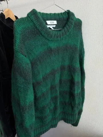 COS 그린 스트라이프 니트 스웨터