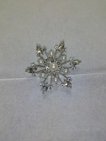 눈꽃 모양 브로치