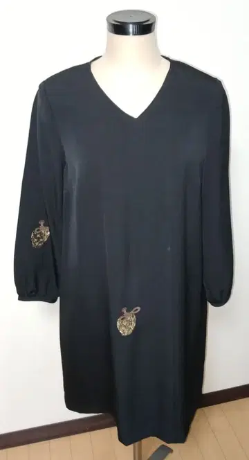 겉옷을 활용한 브라운 패턴의 블랙 원피스