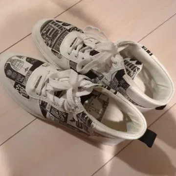 그래픽 디자인 하이컷 스니커즈