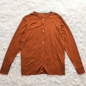 최근 모델 뮤즈 두지엠 클라세 크루넥 가디건 골드 버튼