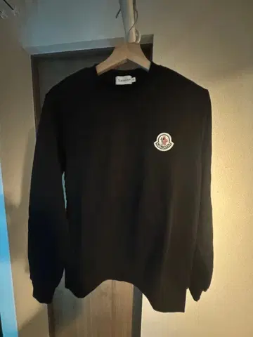 MONCLE 자수 로고 M 디자인