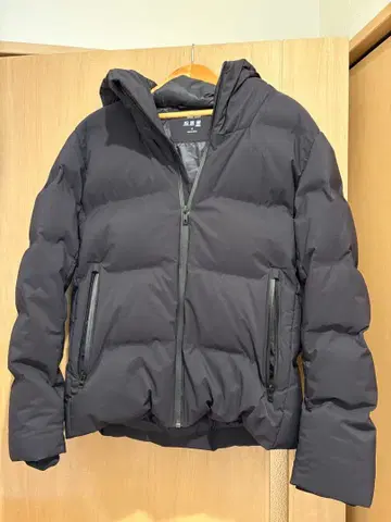 유니클로 남성용 심리스 다운 후드티 S 사이즈 블랙 블랙