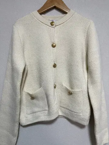 [ ZARA ] 골드 버튼 스웨터 (아이보리)