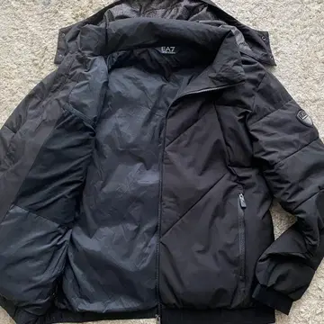 미사용에 가까운 엠포리오 아르마니 다운 자켓 EA7 회전식 후드 부착