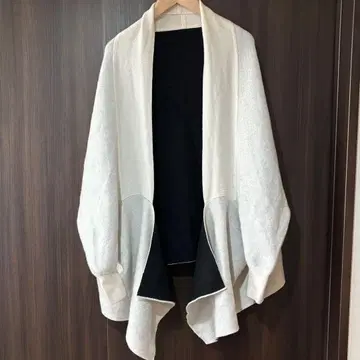 [새상품급] 데프레 캐시미어 혼방 니트 가디건 투모로우랜드 화이트 블랙