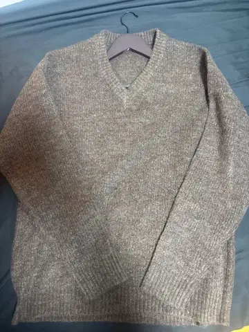 브라운 V넥 니트