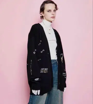 MAISON SPECIAL 라이프워드 자수 니트 가디건