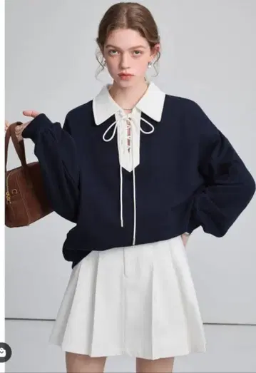 네이비 맨투맨 상의 카라 부착