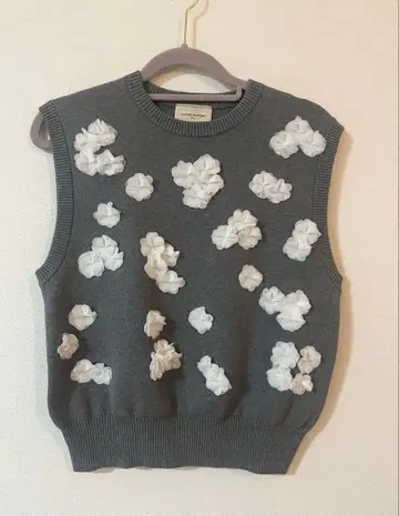 새상품급 UNITED ARROWS 플라워 장식 슬리브리스 스웨터