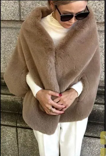 JENNE 베이지 퍼 판초 케이프 코트