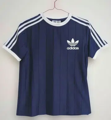 adidas 오리지널스 네이비 스트라이프 티셔츠