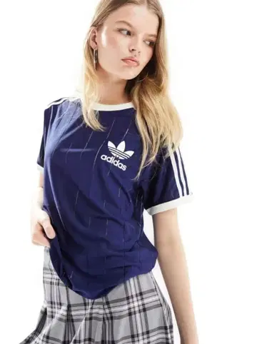 adidas 오리지널스 네이비 스트라이프 티셔츠