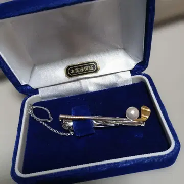 골프 클럽과 펄 넥타이핀