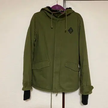 후드 부착 올리브 그린 자켓