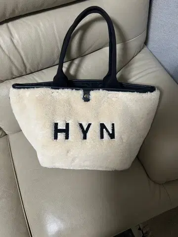 [ 헤이니 ] HAYNI 퍼 토트백 아이보리 색상