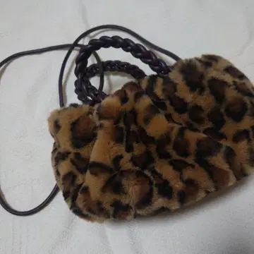 레오파드 무늬 퍼 숄더백