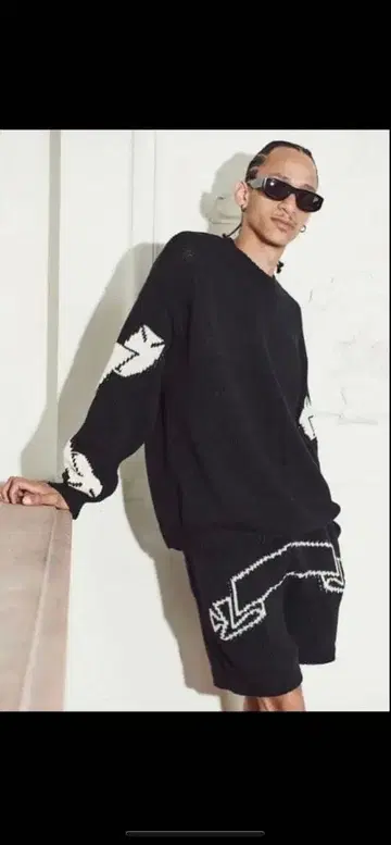 ASKAURSEL 블랙 니트 스웨터 소매 디자인