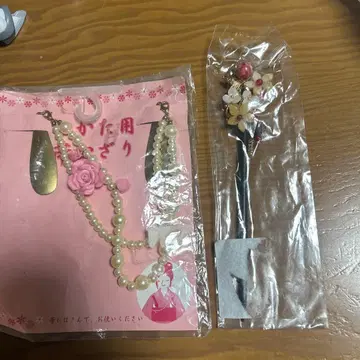 펄 오비 장식과 꽃 헤어콤