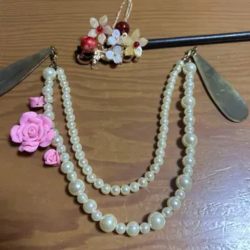 펄 오비 장식과 꽃 헤어콤