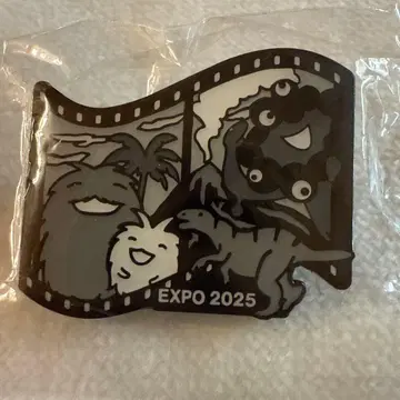 [ 새상품 ] 미야쿠미야쿠 & 모리조 키코로 콜라보 핀 배지 흑백 공룡