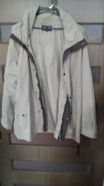 EAGLE SHOT 후드 부착 베이지 점퍼