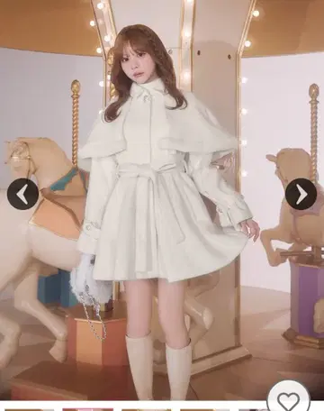 완판템 케이프 포함 화이트 코트 A라인 리본 새상품급