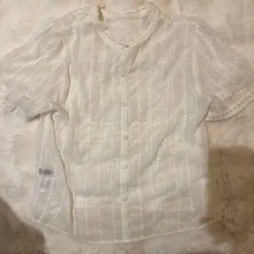 레이스 달린 화이트 버튼 셔츠 반팔