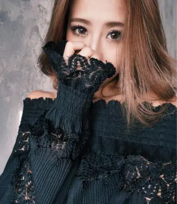 rienda 오프숄더 레이스 브라우징 TOP