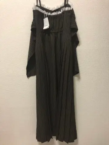 오프숄더 프릴 스트라이프 원피스