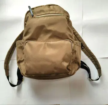 베이지 나일론 백팩 전면 포켓 부착
