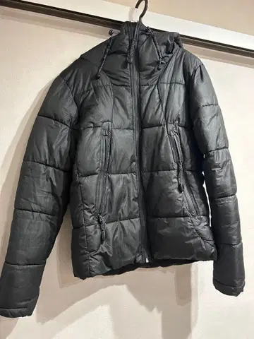 블랙 다운 자켓 후드 부착 비 세컨드