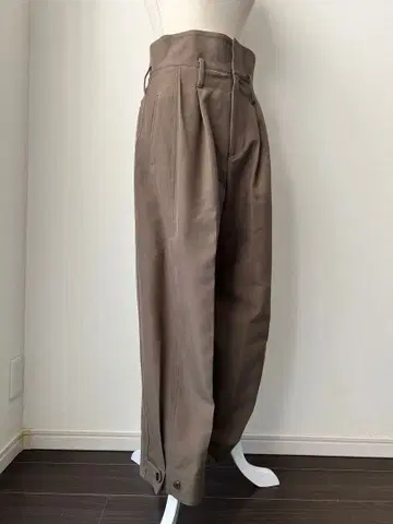 베르메이유 페예나 카키 하이웨스트 팬츠