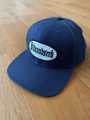 Hideandseek 네이비 캡 스냅백